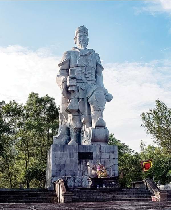 Dời lư hương trước tượng đài Trần Hưng Đạo: cần sửa ngay một quyết định vội vã